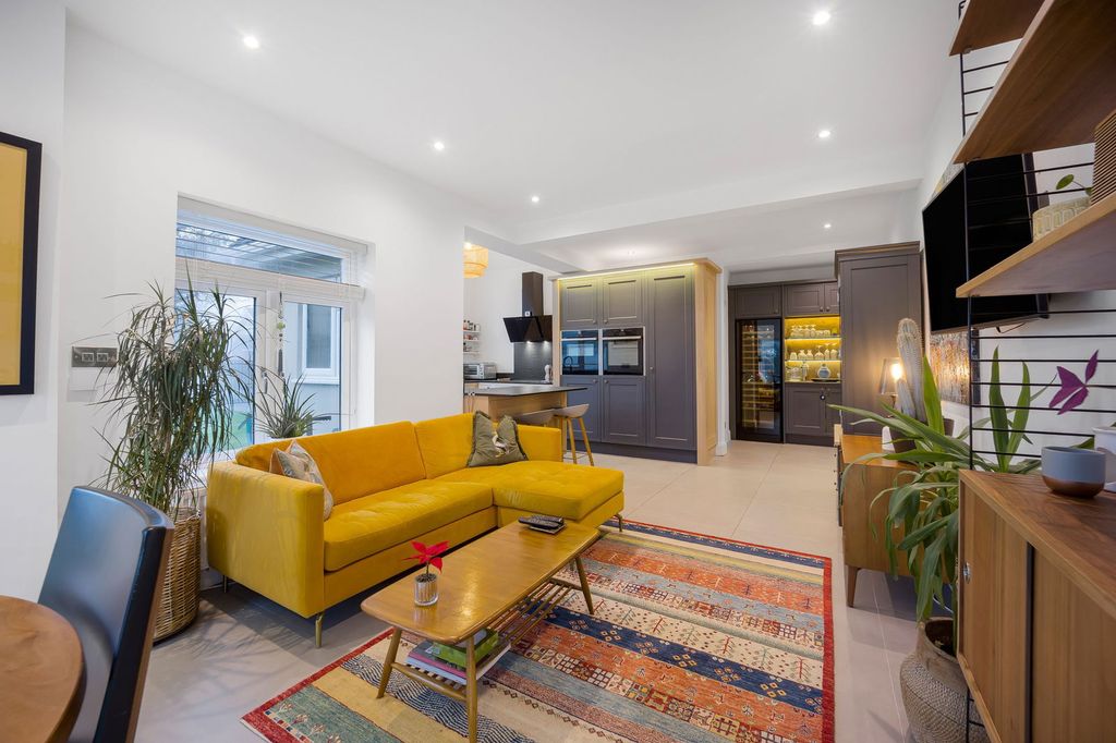 Property photo 2 of 40