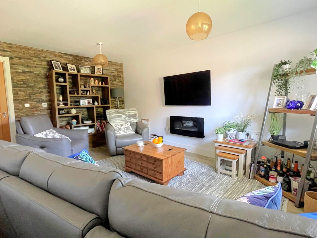 Property photo 3 of 16 Lounge 2