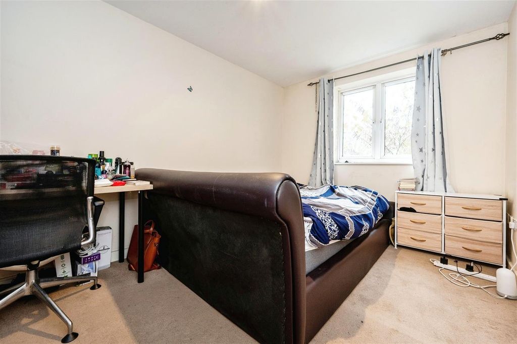 Property photo 2 of 10 Bedroom