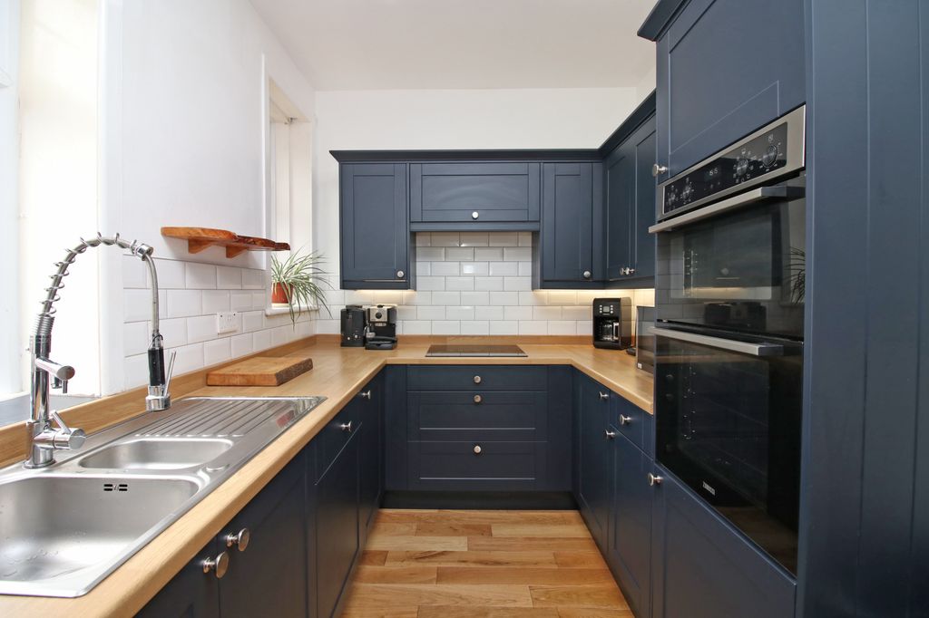 Property photo 2 of 33