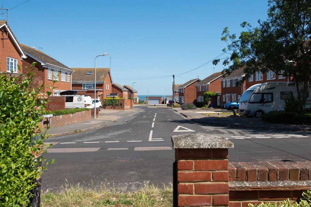 Property photo 2 of 14 Spencer Road, Birchington
