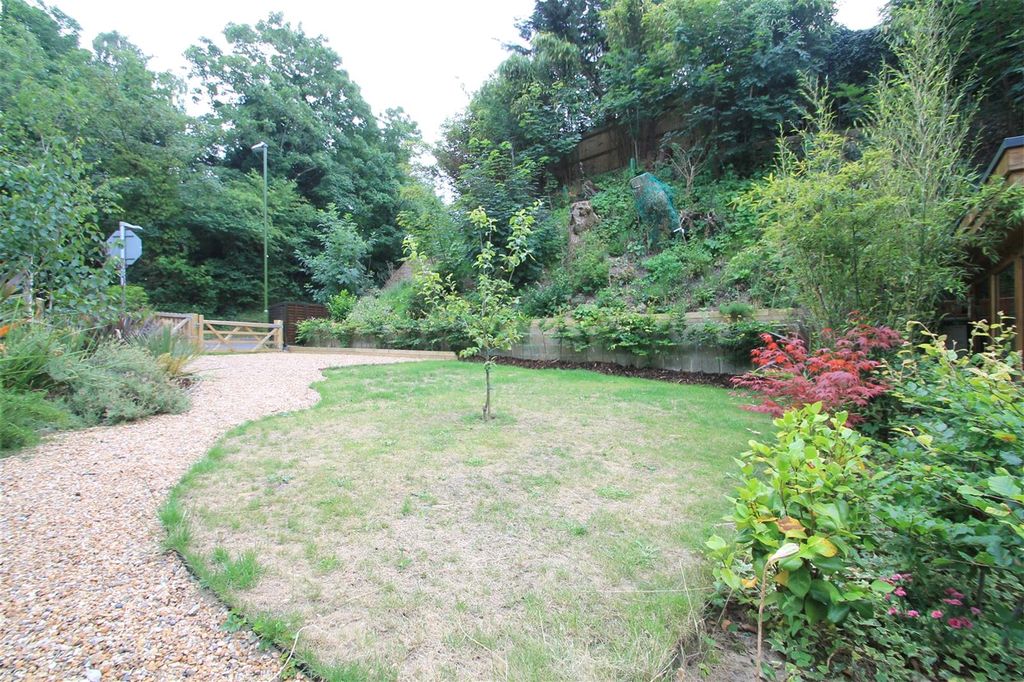 Property photo 2 of 10 Garden