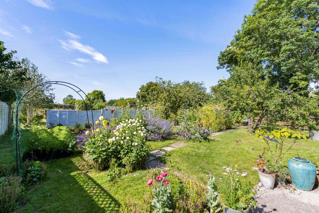 Property photo 2 of 17 Garden