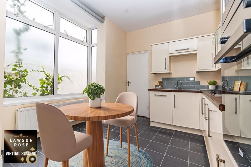 Property photo 2 of 10 .