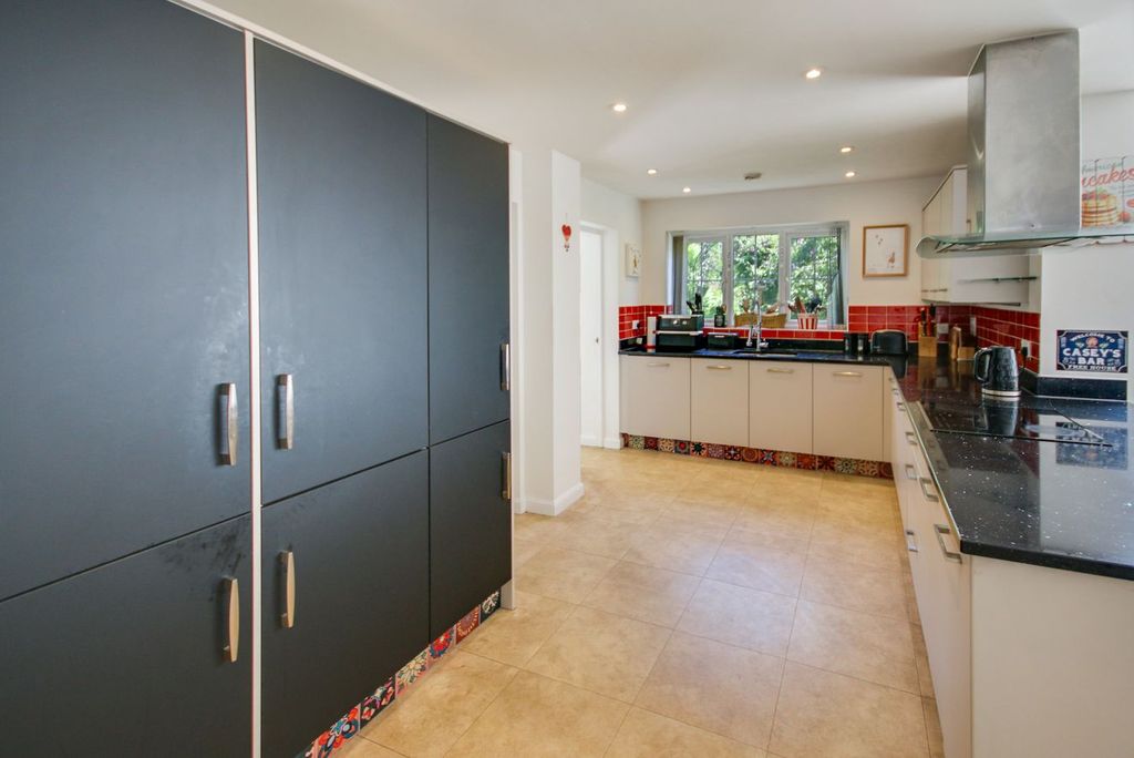 Property photo 2 of 31