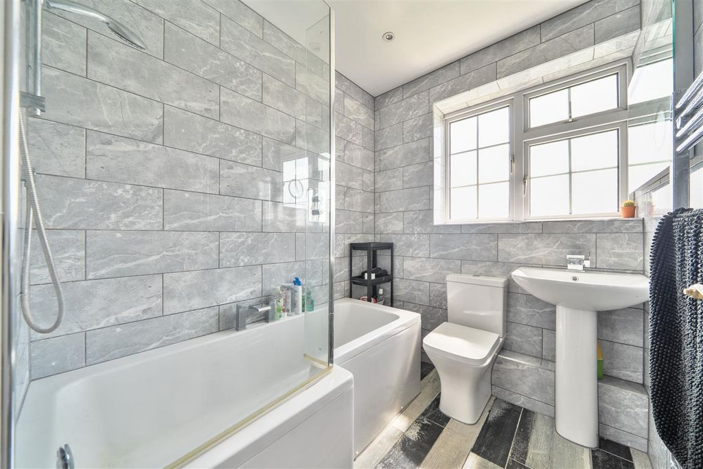 Property photo 3 of 18 Family Bathroom