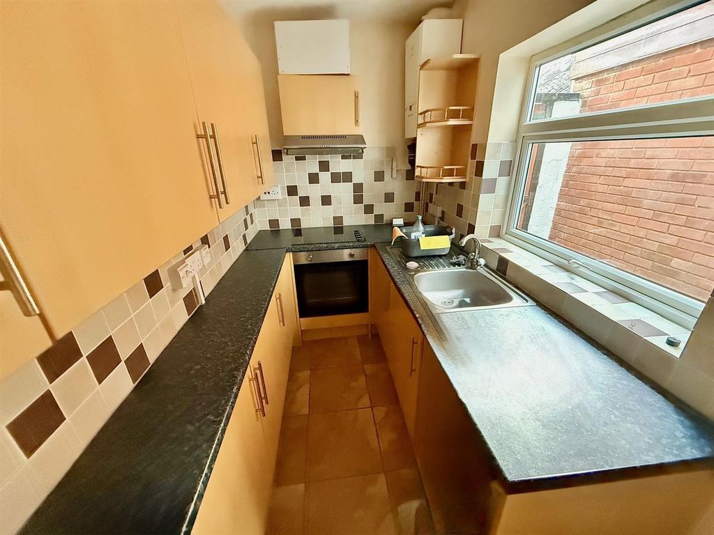 Property photo 2 of 10 Kitchen