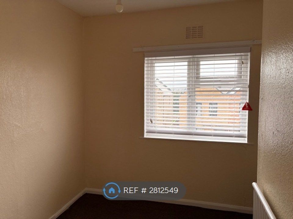 Property photo 2 of 5 Single Room With Built In Closet