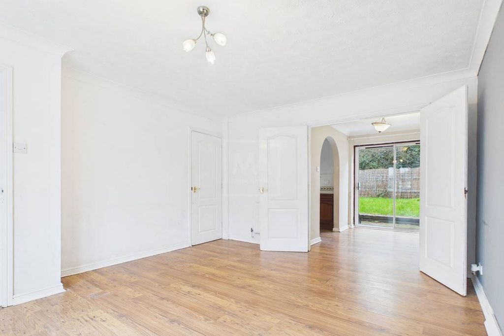 Property photo 2 of 16 Lounge