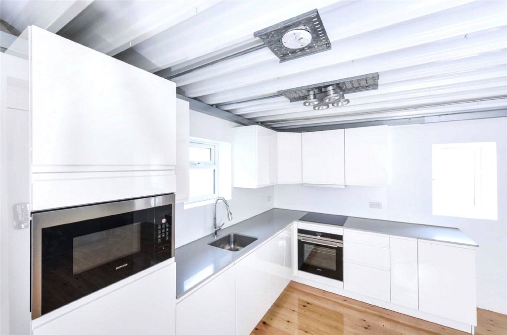 Property photo 3 of 7 Photo