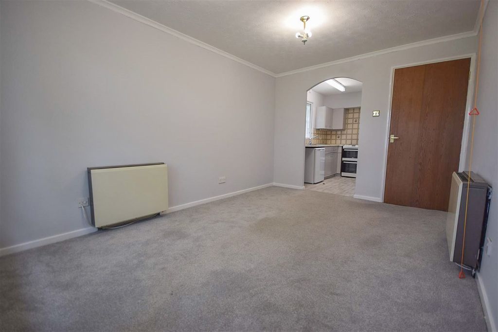 Property photo 3 of 11 Living/ Dining Room