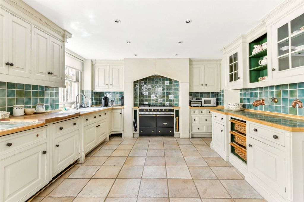 Property photo 2 of 10 Kitchen