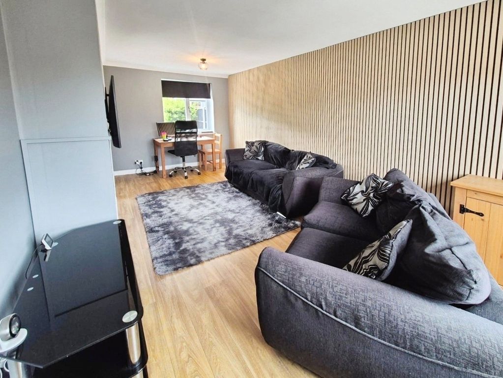 Property photo 3 of 13 Lounge