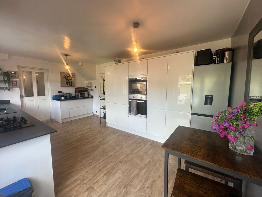 Property photo 3 of 22 14D82Afb-7643-4Bd9-B0F2-C007881Cfb86