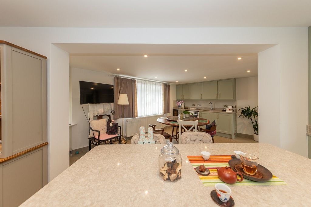 Property photo 3 of 27