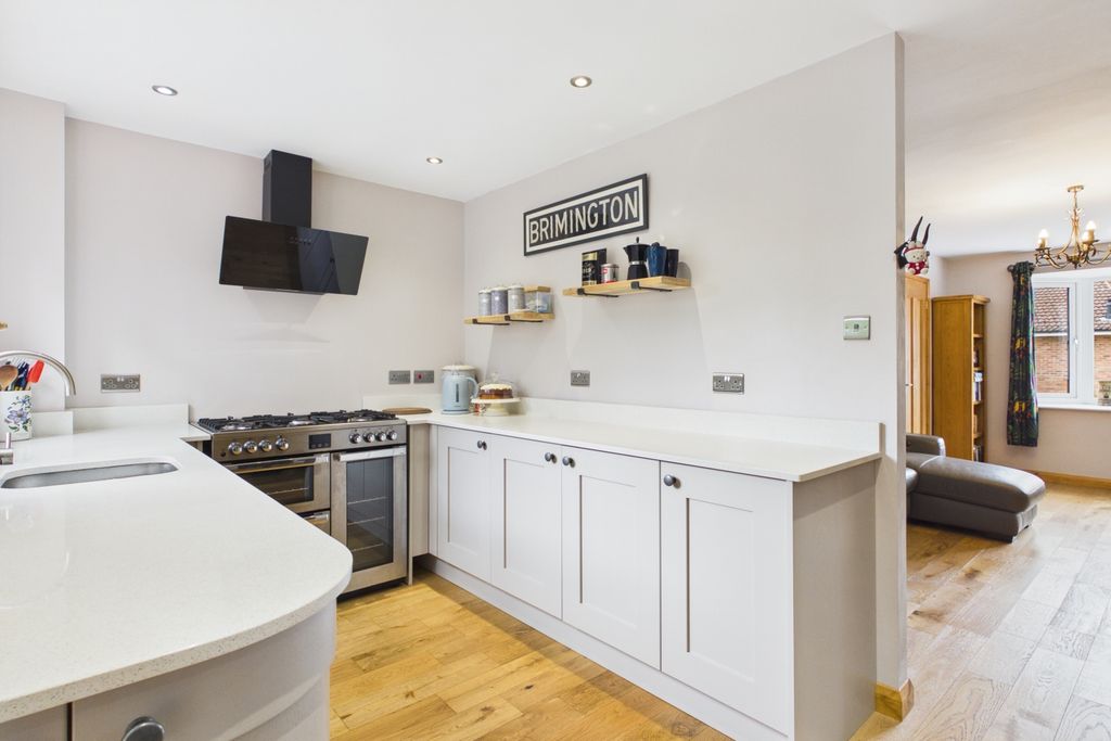 Property photo 3 of 16 14 Pinewood Road - Kitchen