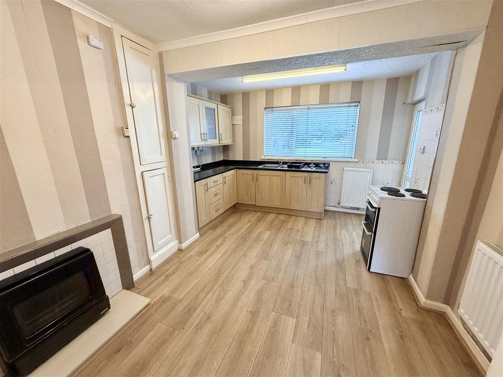 Property photo 3 of 14 Kitchen