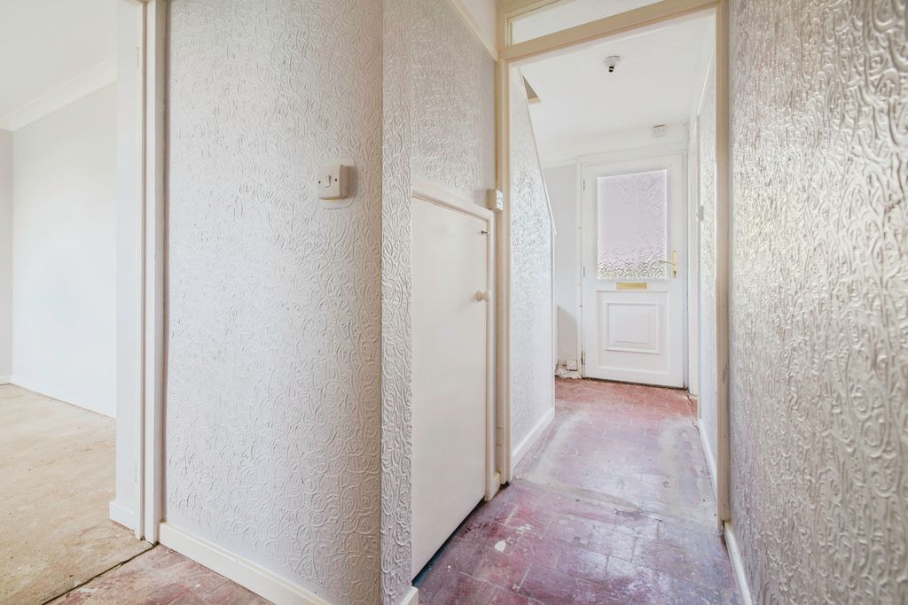 Property photo 3 of 14 Hallway