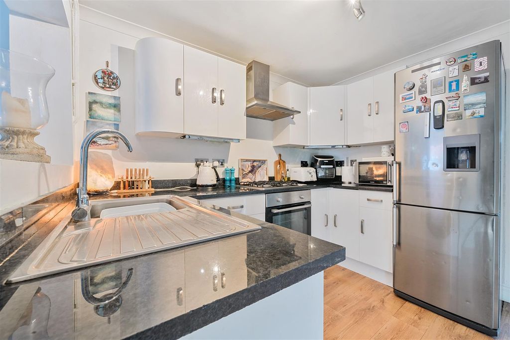 Property photo 3 of 10 Kitchen