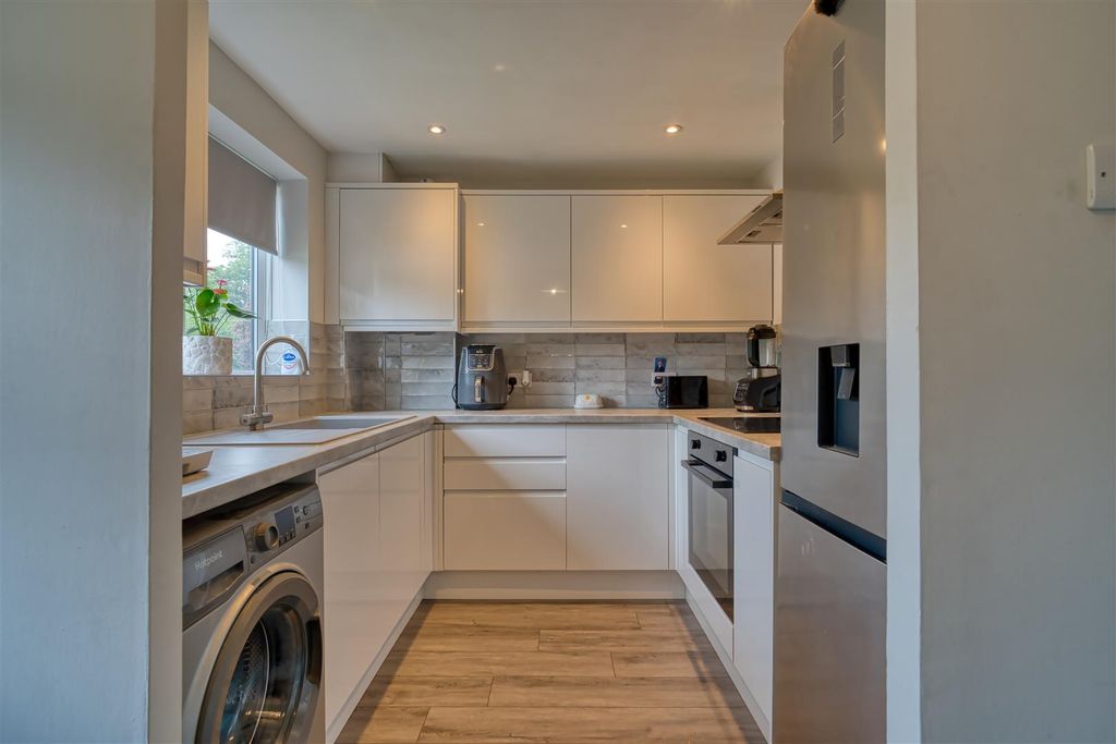 Property photo 2 of 11 Kitchen