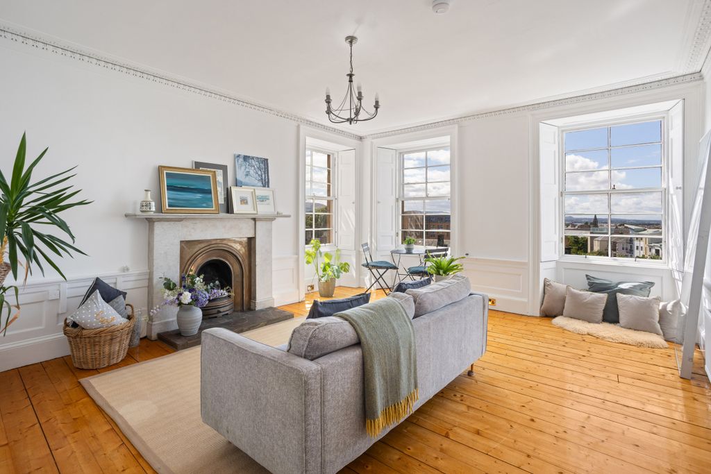 Property photo 3 of 33 6-6 Gardners Crescent 15