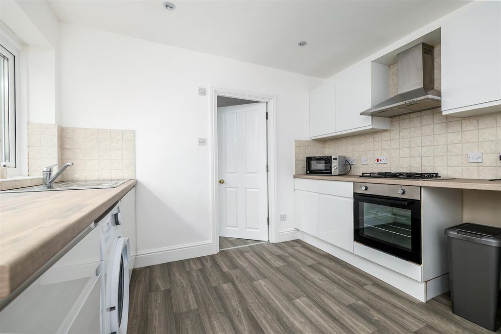 Property photo 3 of 10 Kitchen