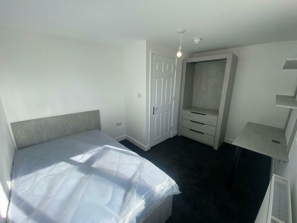Property photo 1 of 15 Bright And Modern Master Bedroom Featuring A Doubl...