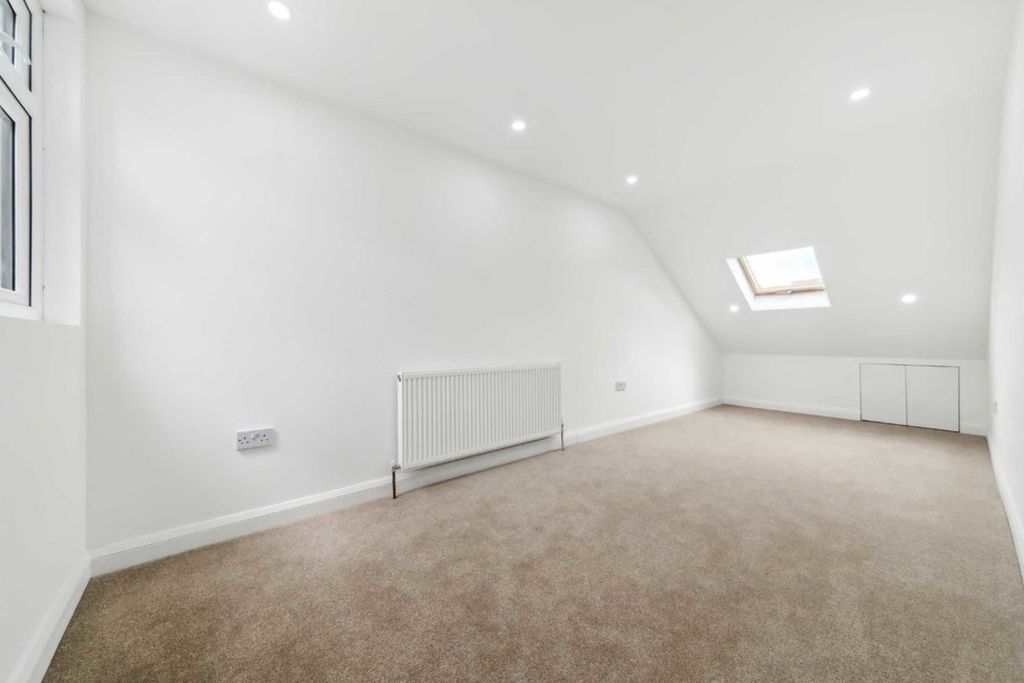 Property photo 1 of 9 Bright, Spacious Attic Room With Plush Carpets And...