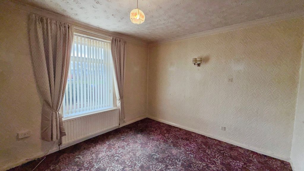 Property photo 3 of 13 Lounge