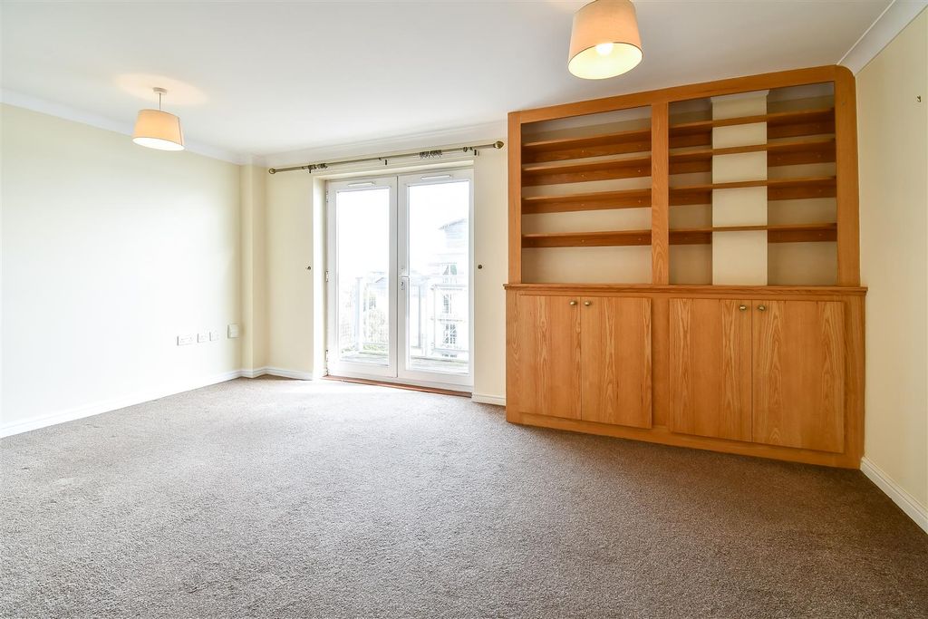 Property photo 3 of 17 Living Room