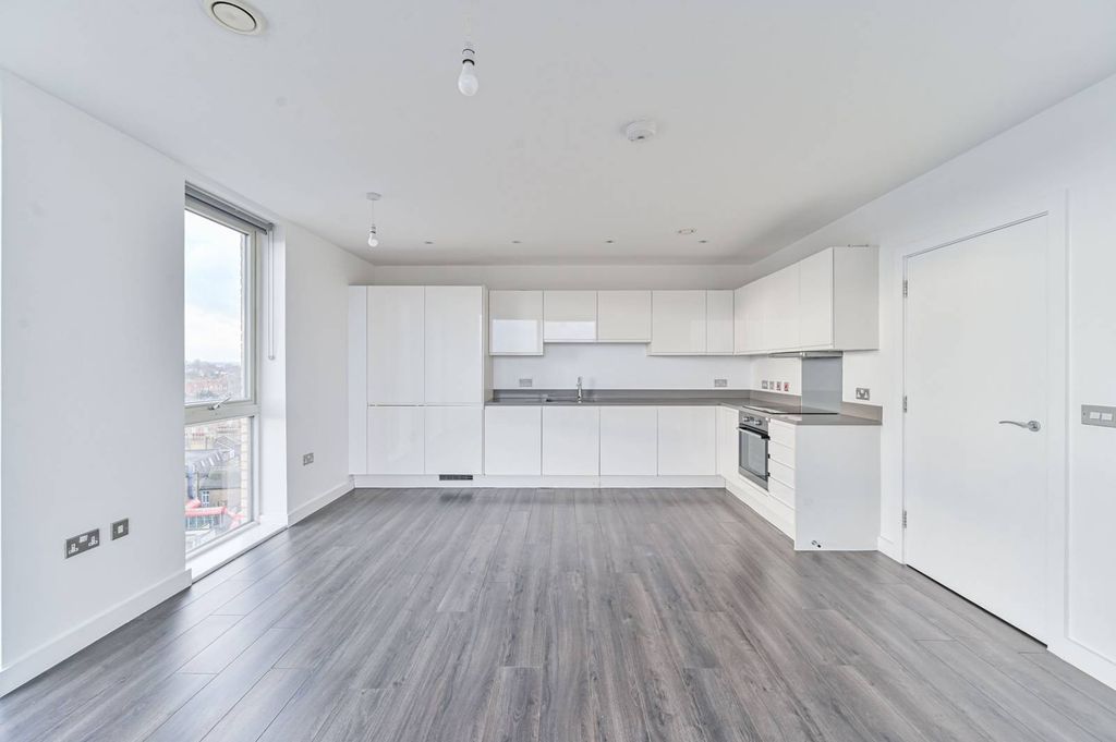 Property photo 3 of 21