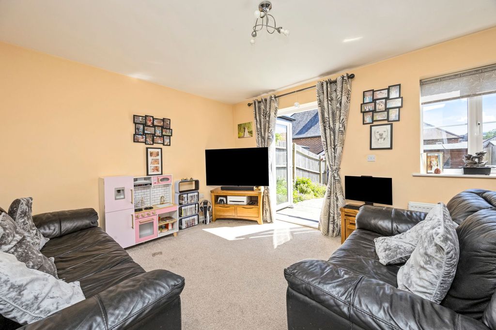 Property photo 2 of 11