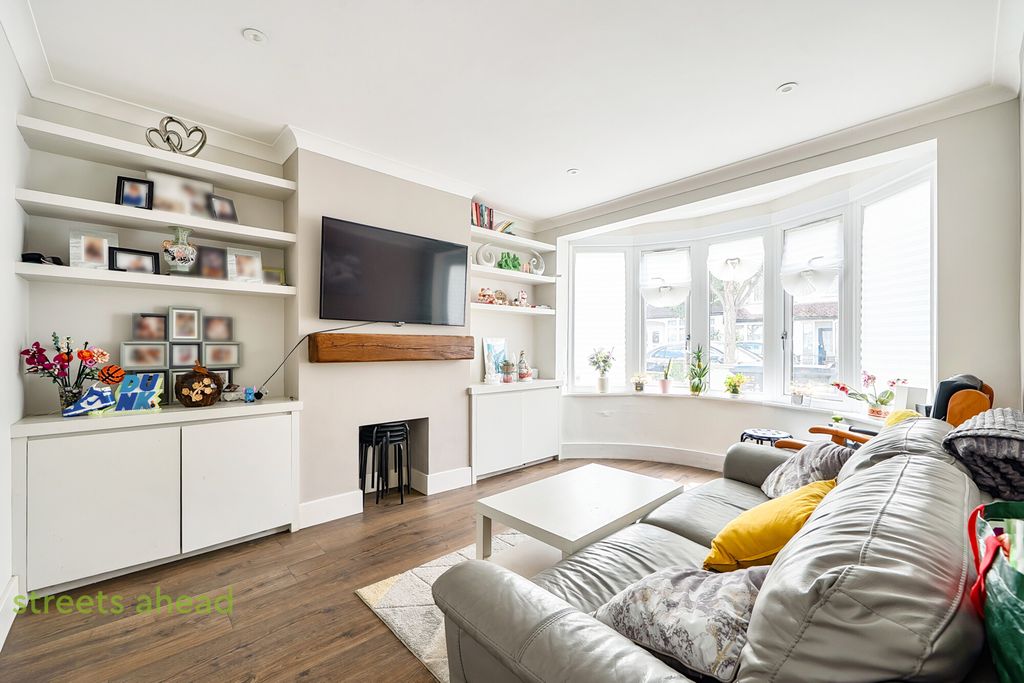 Property photo 2 of 18 92688c77-Eaba-4B8...