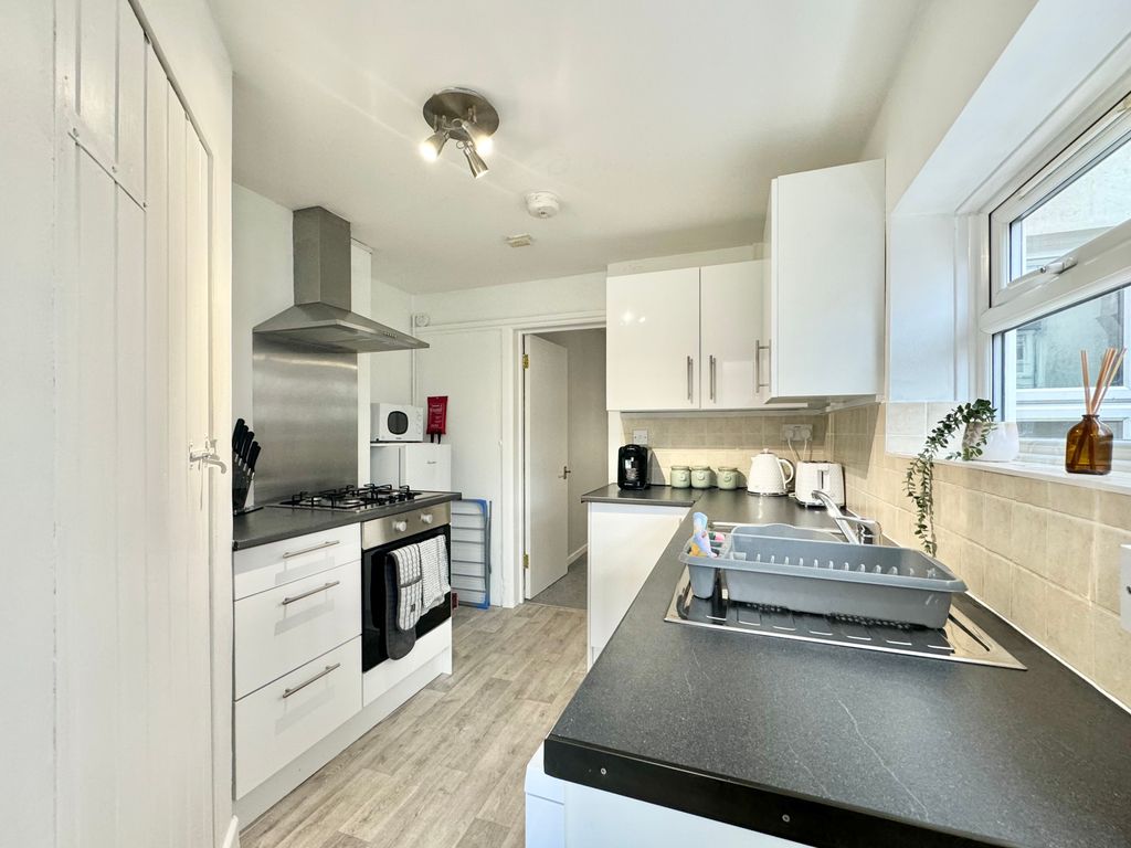 Property photo 3 of 10 Kitchen