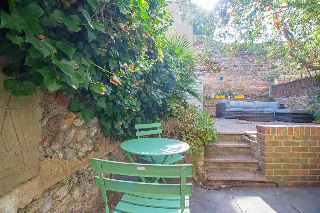 Property photo 2 of 17