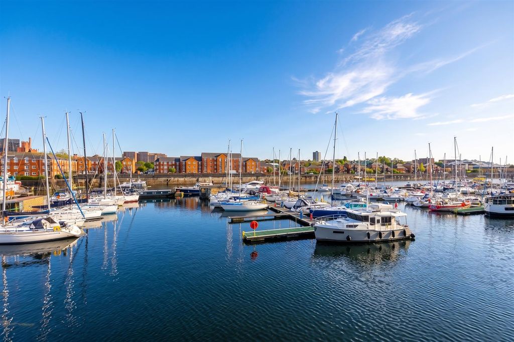 Property photo 1 of 20 67 South Ferry Quay_16.Png
