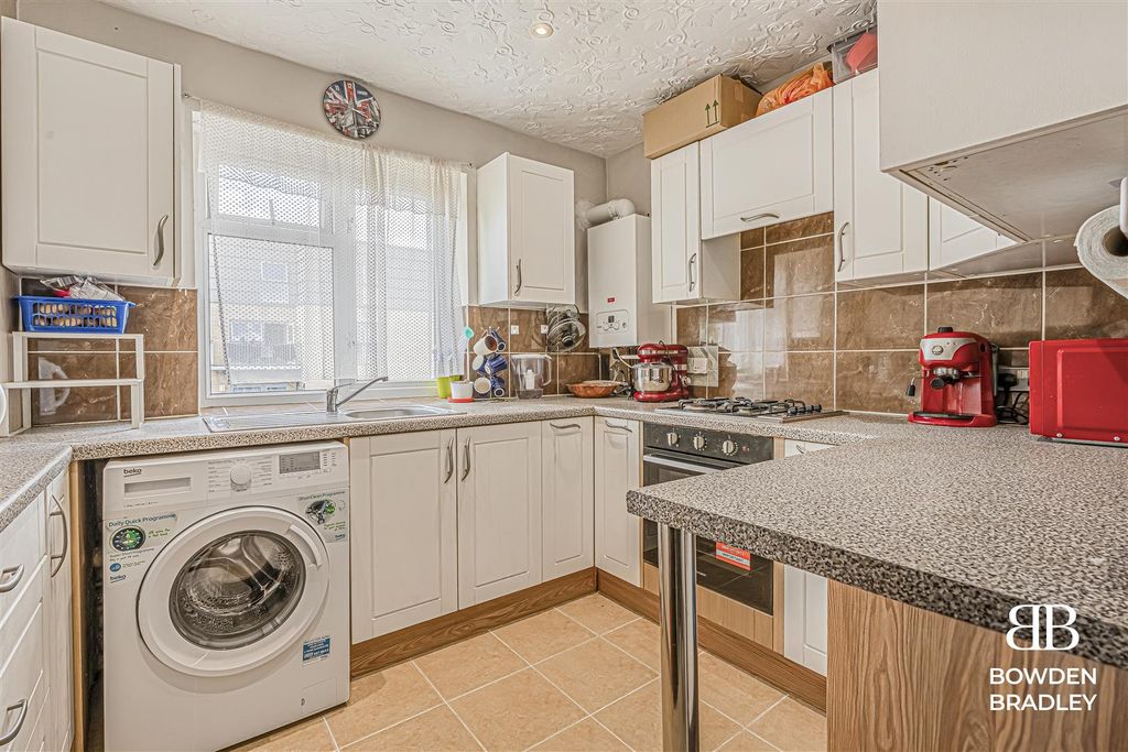 Property photo 3 of 11 Kitchen