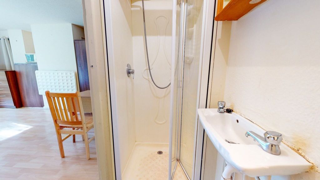 Property photo 3 of 9 Bathroom