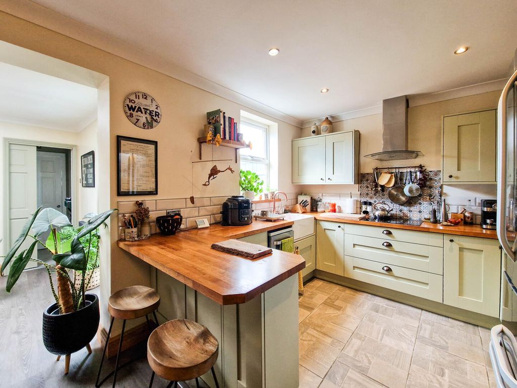 Property photo 2 of 18 Kitchen