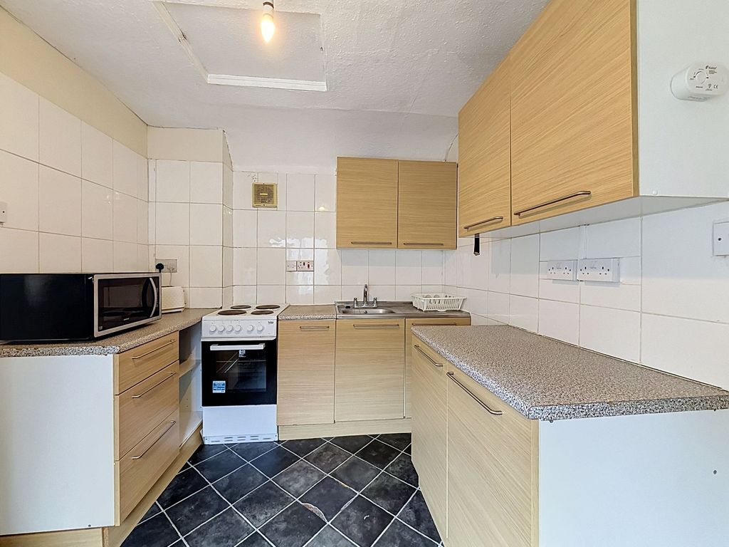 Property photo 1 of 10 Kitchen