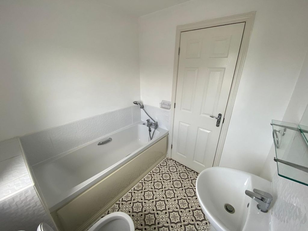 Property photo 2 of 15 Bathroom