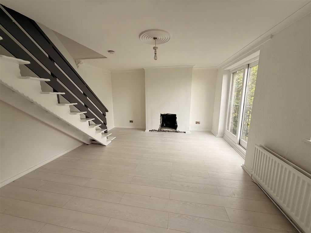 Property photo 2 of 5 liv 2.Jpg