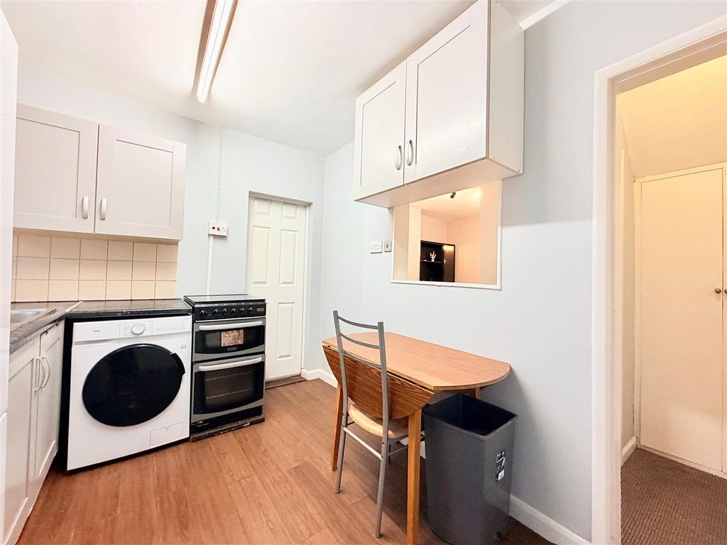 Property photo 3 of 10 Colchester Road 12.Jpg