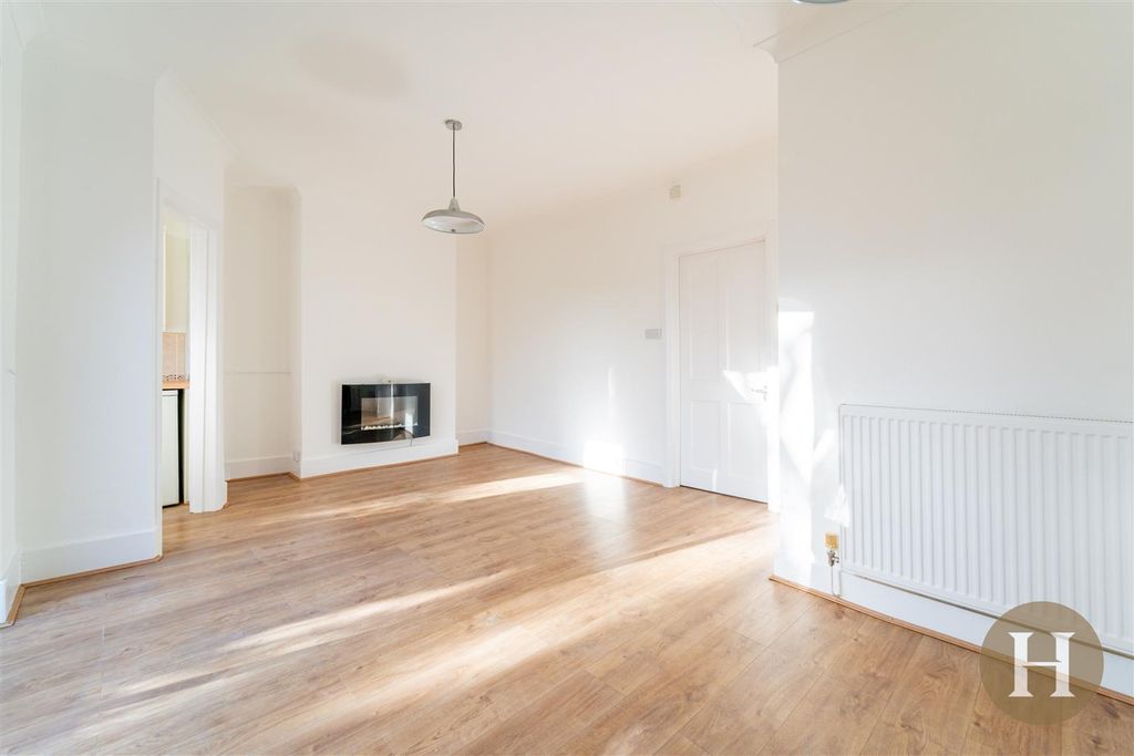 Property photo 2 of 30 Hadleigh Estate Agents-27.Jpg