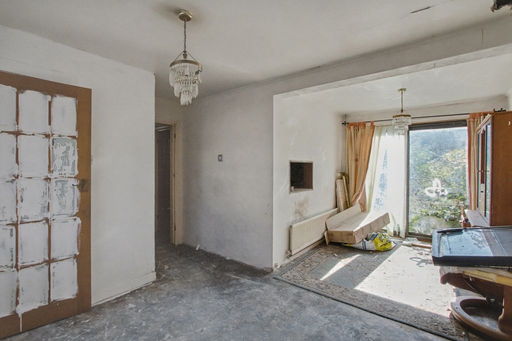 Property photo 3 of 15 93 Saint Gregory’S Crescent, Gravesend, Kent, Da12 4Jr