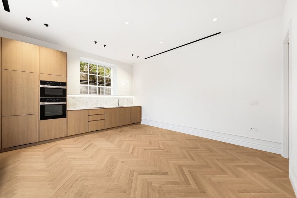 Property photo 3 of 12 Kitchen