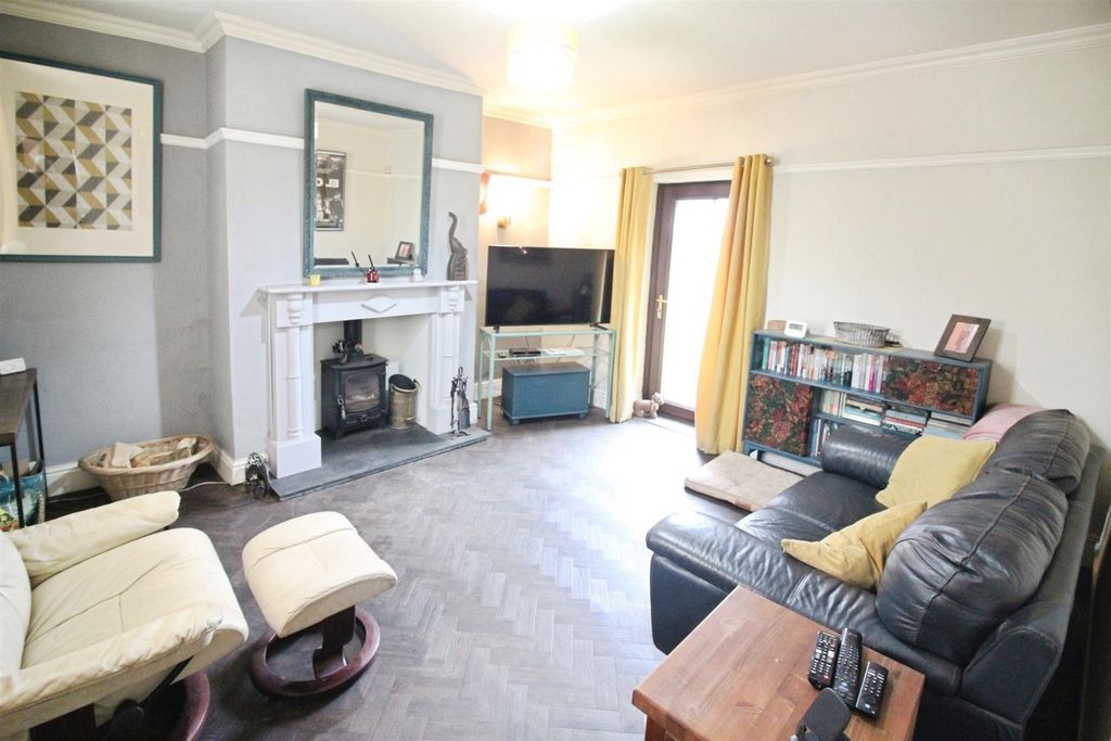 Property photo 2 of 17 Lounge