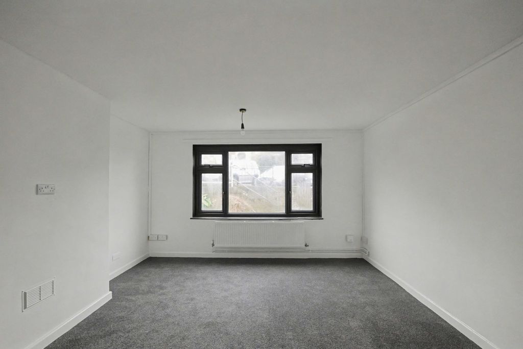 Property photo 3 of 20 Flat 125 High Street, Ventnor, Isle Of Wight, Po38 1Lz