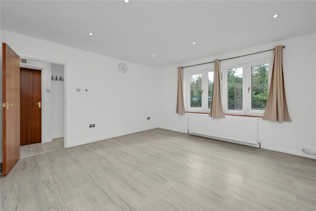 Property photo 3 of 12 Reception