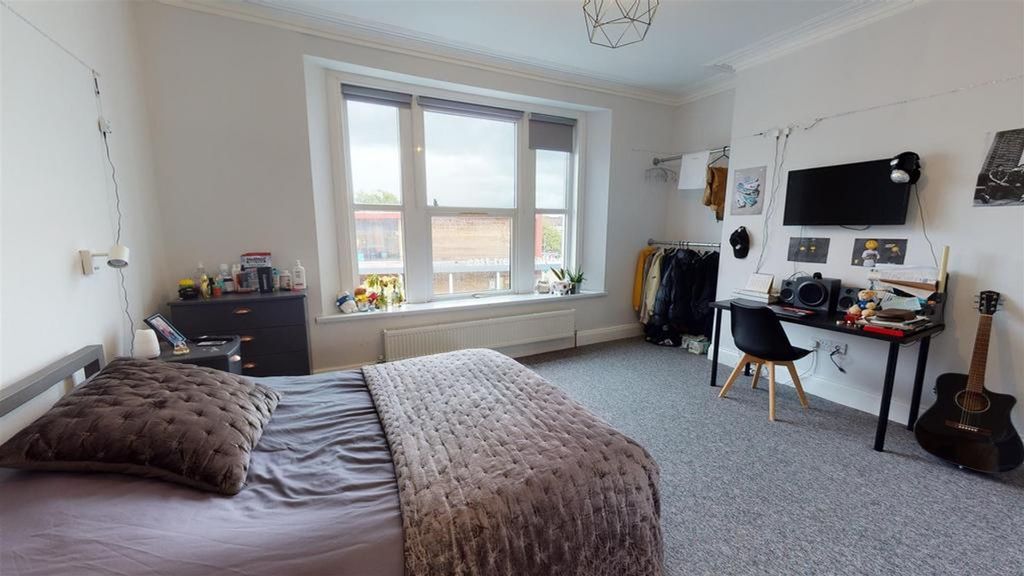 Property photo 2 of 13 A Spacious And Bright Large Double Bedroom Featuri...